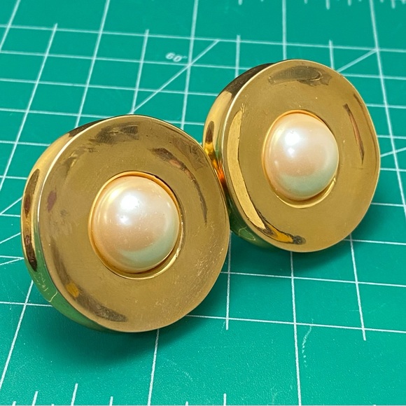 Givenchy Jumbo Oversized Pearl Gold Dome Round Clip Earrings 90s vintage - Picture 3 of 10